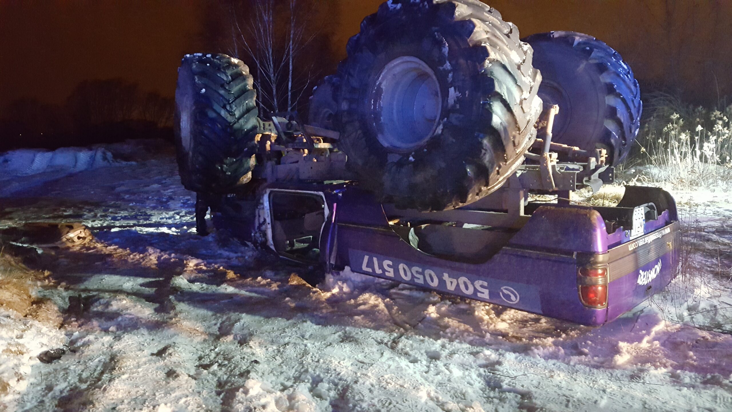 Monster Truck retourné dans la neige à Varsovie lors des tests Crazy EVG